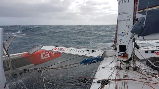 «IDEC Sport» se aproxima volando a cabo Finisterre