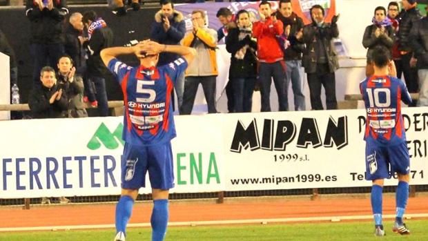 Los jugadores del Extremadura saludan a su afición