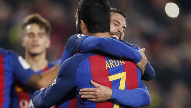 Jordi Alba felicita a Arda Turan tras su gol