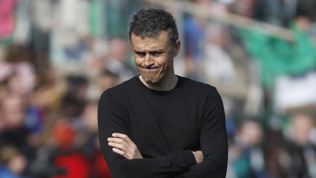 Luis Enrique, con gesto contrariado durante el partido del Barcelona ante el Betis