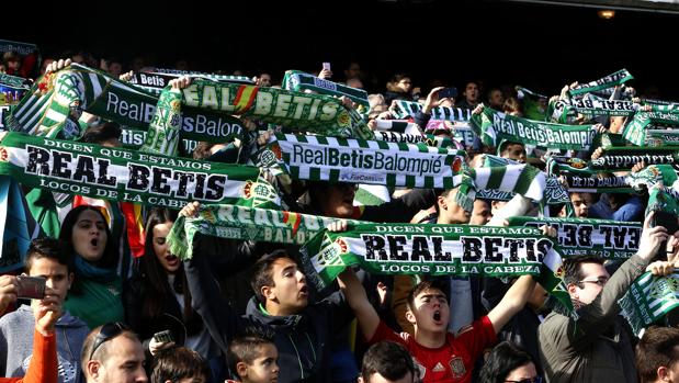 La afición del Betis llevó en volandas a su equipo y la mejor entrada del curso celebró un gran partido