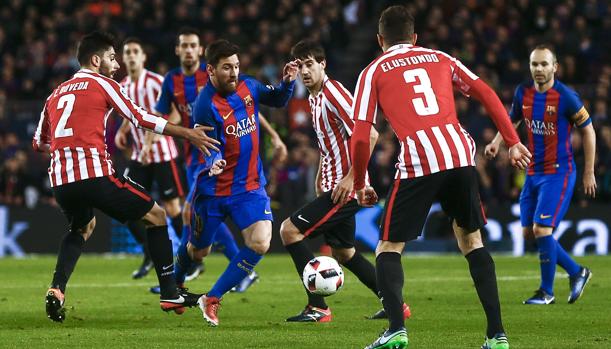 Leo Messi rodeado de jugadores del Athletic durante el último duelo copero entre ambos equipos