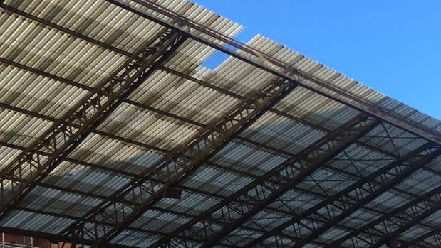 El viento derriba parte de la cubierta del estadio del Sant Andreu