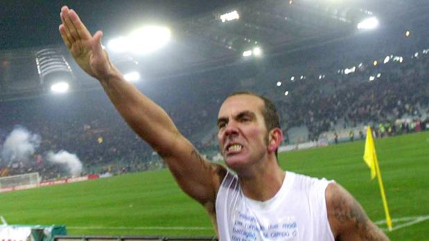 Di Canio celebra un gol con los ultras del Lazio