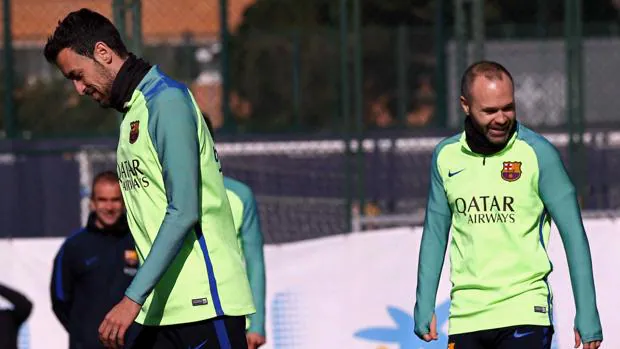 Sergio Busquets y Andrés Iniesta durante el último entrenamiento del Barcelona