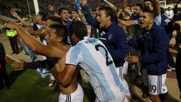 Los jugadores del Atlético de Tucumán de Argentina celebra la victoria