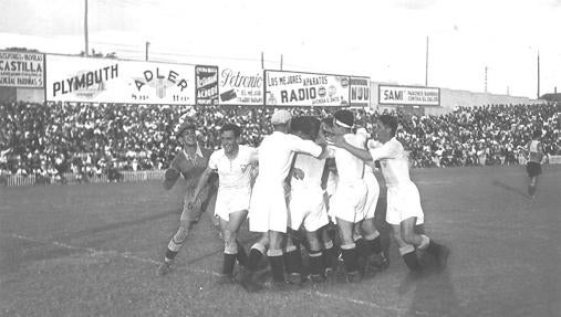 Los jugadores del Sevilla celebran el triunfo ante el Sabadell