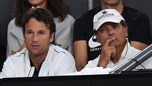 Toni Nadal, junto a Carlos Moyá