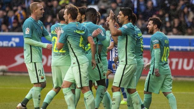 Los jugadores del Barcelona celebran un gol ante el Alavés