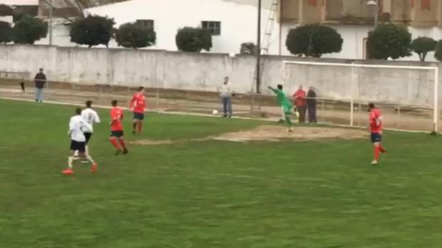 Momento en el que el balón se cuela en la portería del UP Plasencia