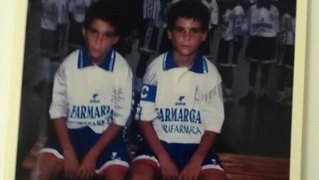 José (izquierda), y su hermano Juanmi (derecha), con la camiseta del Costa Tropical de Motril, el equipo que les condujo al Real Madrid