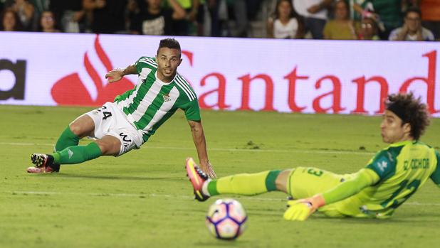 Jugadores del Granada celebran un gol ante el Betis