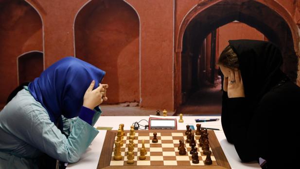La china Tan Zhongyi y la estadounidense Foisor Sabina, en el Mundial femenino de ajedrez en Teherán