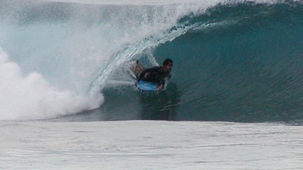 Un hombre practicando bodyboard