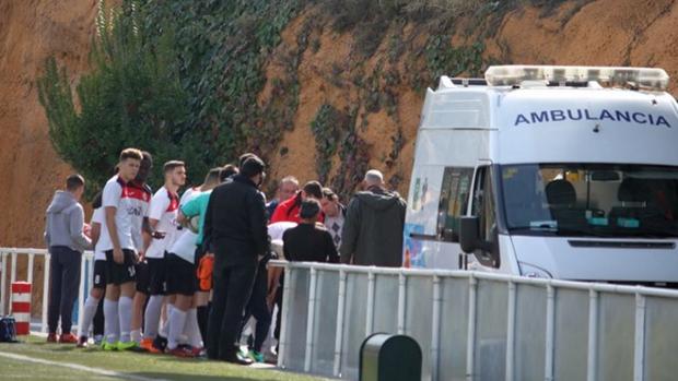 La ambulancia en la que fue evacuado el jugador de La Cañada