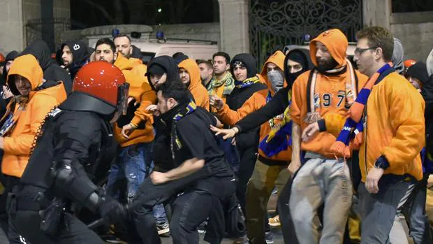 Ultras del Apoel se enfrentan a la Ertzaintza en Bilbao