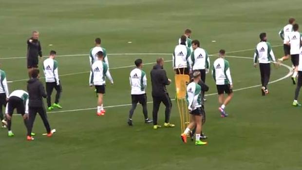 En vídeo: la afición del Betis se vuelca con el equipo en la sesión de activación del derbi