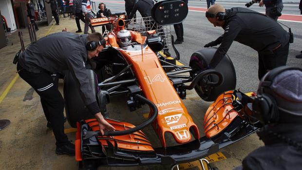 Fernando Alonso, al volante del McLAren, en el pit lane