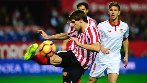 Un gol de Iborra permite al Sevilla seguir soñando tras ganar al Athletic