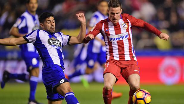 Juanfran intenta quitarle el balón a Gameiro durante el último partido entre el Dépor y el Atlético