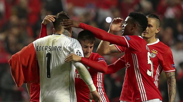 Los jugadores del Benfica celebran su victoria por 1-0 en la ida