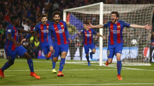 Los jugadores del Barcelona corren para abrazar a Sergi Roberto después de su gol