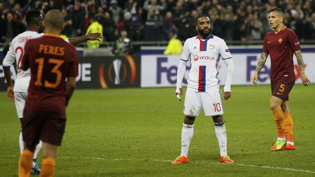 La extraña celebración del golazo de Lacazette