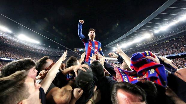 Leo Messi sube a la grada del Camp Nou tras culminarse la remontada