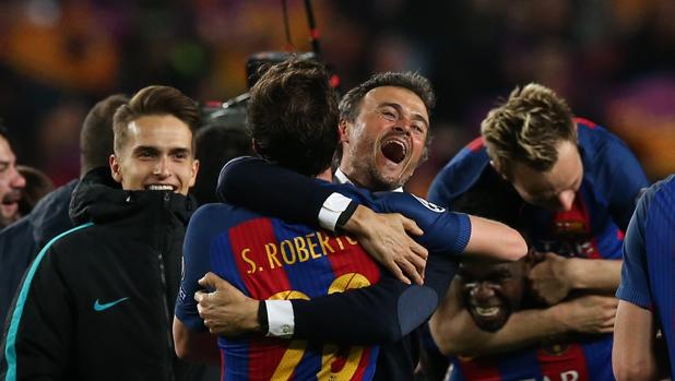 Luis Enrique se abraza a Sergi Roberto, autor del último gol del Barcelona ante el PSG