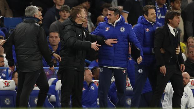 Mourinho y Conte, durante su enfrentamiento en la banda de Stamford Bridge