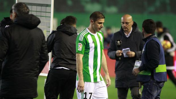 Joaquín y el banquillo del Betis explotaron contra Mateu tras perdonarle la roja a Navas