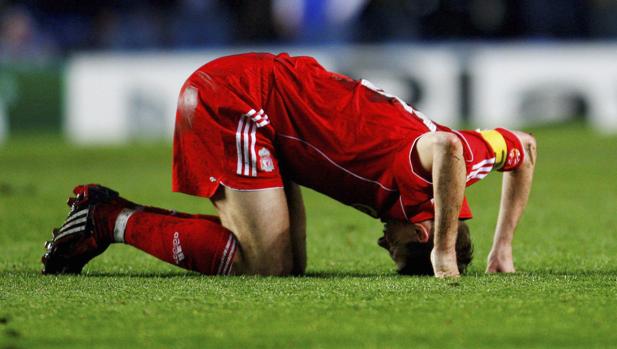 Gerrard, cabizbajo tras caer en semifinales de la Champions, en 2008