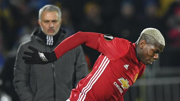Mourinho observa a Pogba durante un encuentro del Manchester United