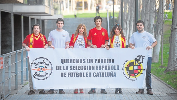 Varios jóvenes de la plataforma «Barcelona con la selección»