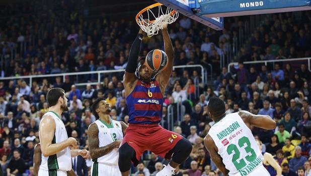 Dorsey machaca el aro en una jugada del partido de la primera vuelta ante el Darussafaka