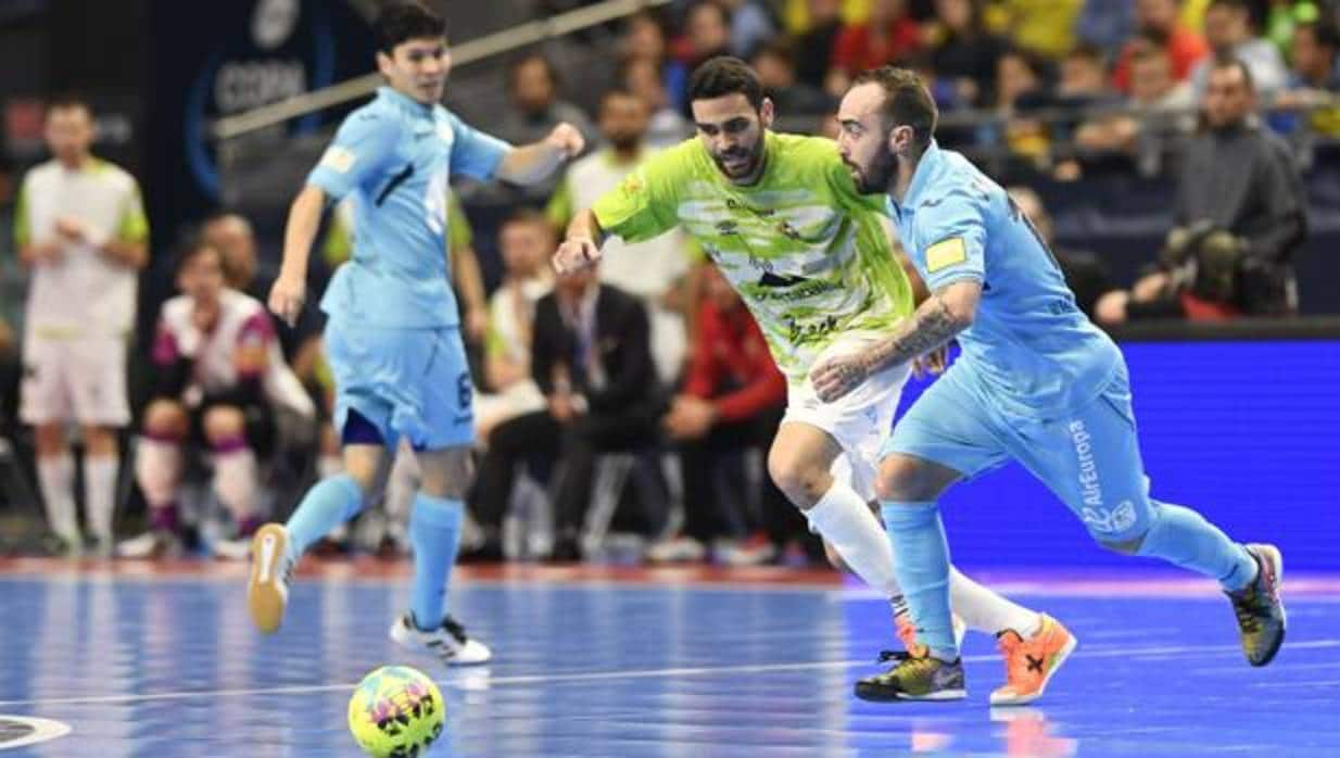 Ricardinho conduce el balón ante Palma Futsal