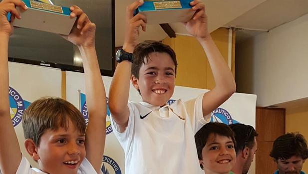 Luis García Escolano, al centro, en el podio sub 13