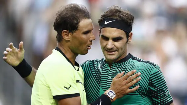 Nadal y Federer se saludan después del partido de Indian Wells entre ambos
