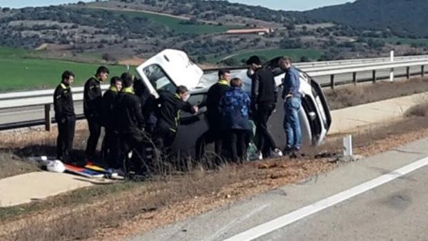 Los jugadores del Fuensport turolense, en el lugar del accidente