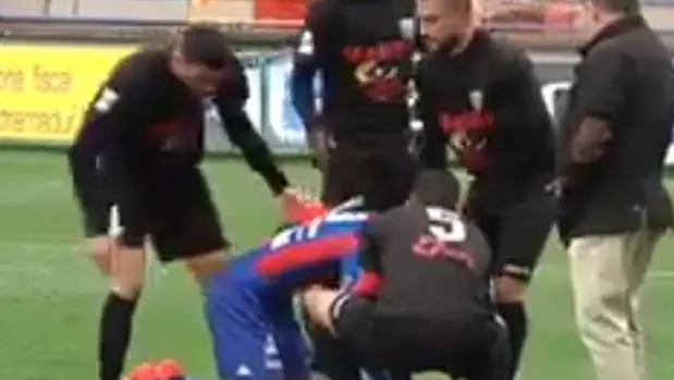 Los jugadores del Melilla intentan consolar a Boateng, del Extremadura