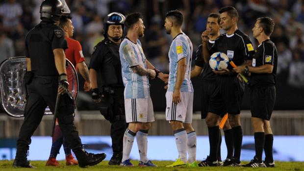Leo Messi se dirige al árbitro durante el Argentina-Chile