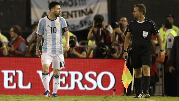 Messi, dirigiéndose al asistente del Chile-Argentina