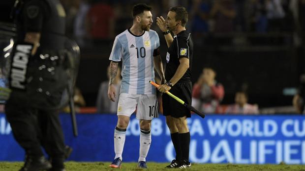 Messi, con el juez de línea