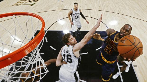 Impresionante mate de LeBron James sobre Pau Gasol