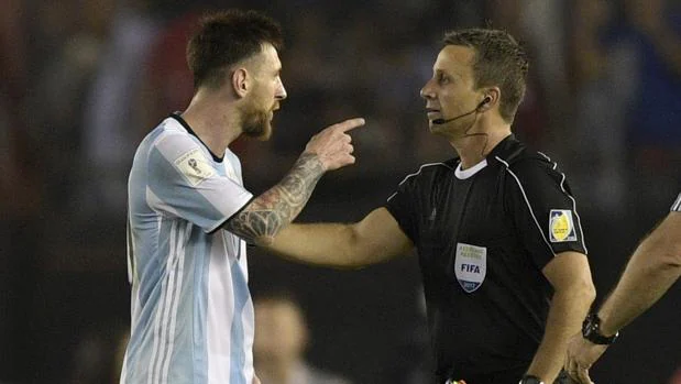 Messi se dirige al asistente brasileño durante el Argentina-Chile