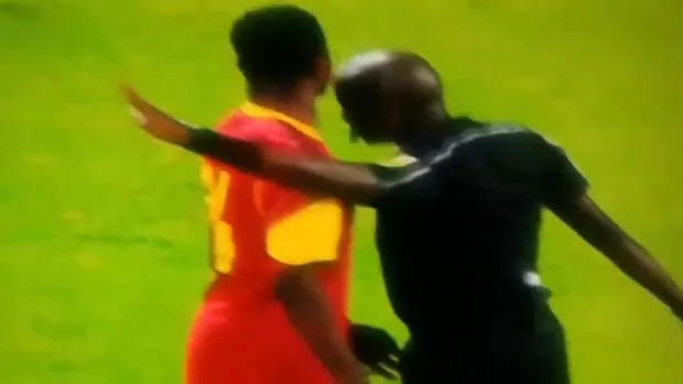El árbitro acerca su cabeza a la del jugador de Angola