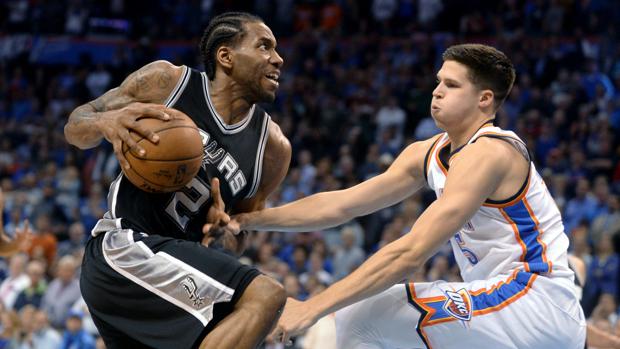 Kawhi Leonard entra a canasta durante el Thunder-Spurs