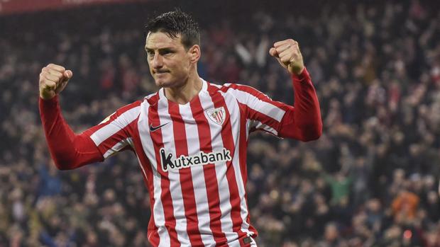 Aduriz celebra un gol con el Atjhletic