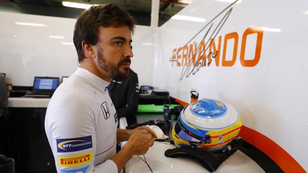 Fernando Alonso, en el garaje de McLaren en Melbourne