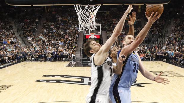 Pau y Marc Gasol, en su último duelo en la fase regular